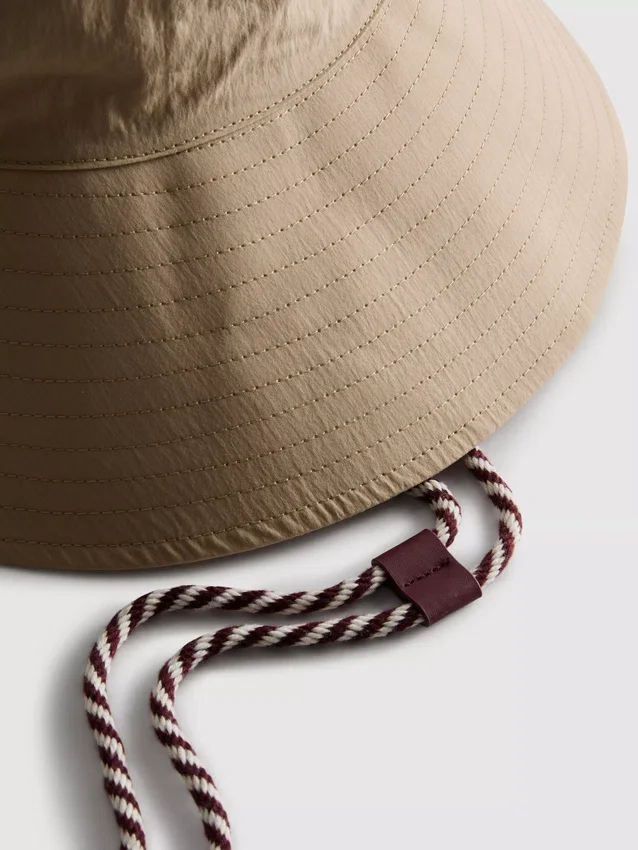 Bucket-Hat mit Kinnriemen