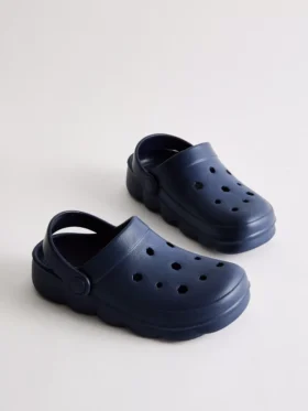 Clogs mit Fersenriemen