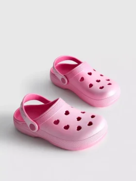 Clogs mit Herzmotiv