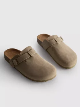 Clogs mit Schnallenriemen