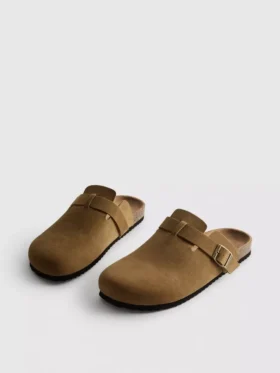 Clogs mit Schnallenriemen