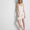 Das asymmetrische Slip-Kleid aus Satin-Spitze von The Edit