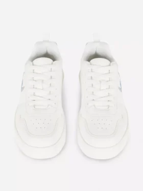 Disneys Stitch-Sneaker mit niedrigem Schaft