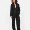Lila Blazer mit einreihigem Verschluss