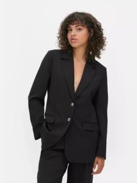 Lila Blazer mit einreihigem Verschluss