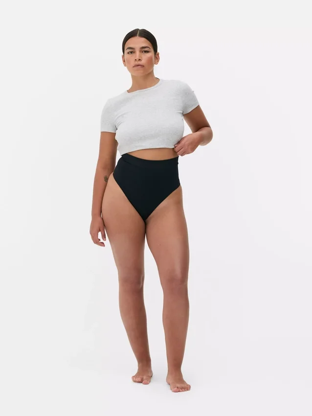 Nahtloser, figurformender String mit hoher Taille