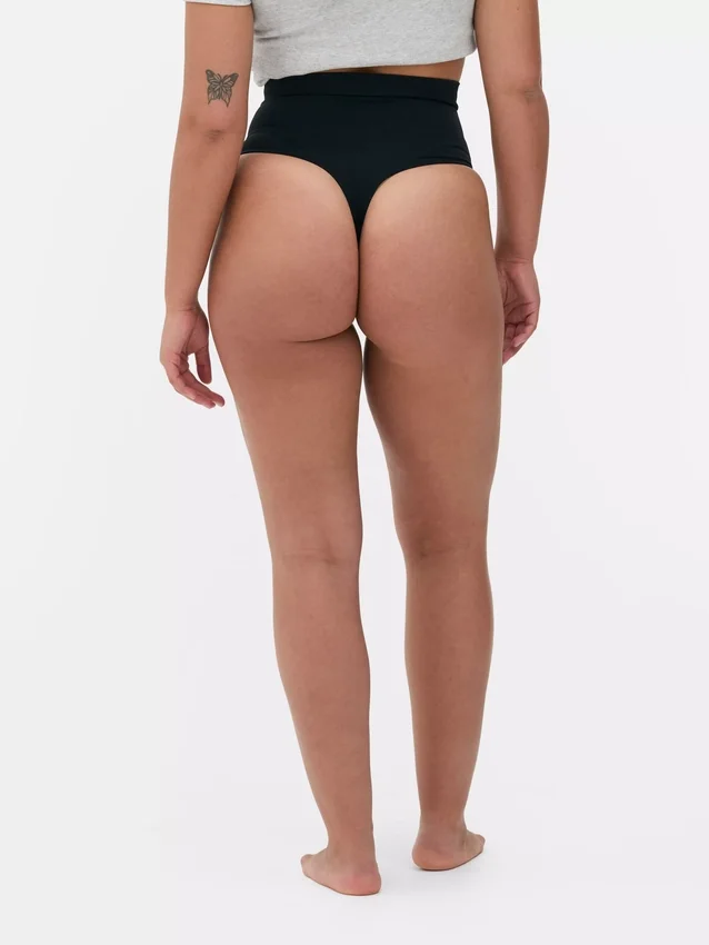 Nahtloser, figurformender String mit hoher Taille