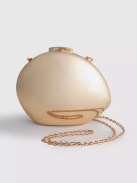 Paula Echevarría – ovale Umhängetasche in Metallic-Optik