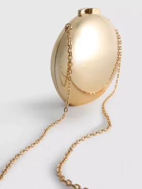 Paula Echevarría – ovale Umhängetasche in Metallic-Optik